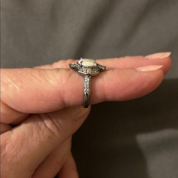 Elegant Silver Opal Ring - Picture 2 of 3
